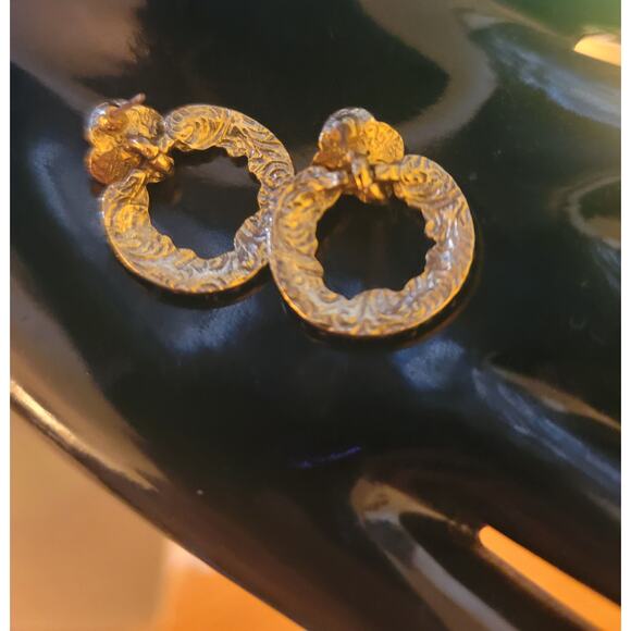 Vtg Gold tone earrings with roses - Picture 8 of 8